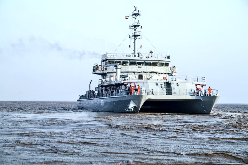 मुंबई के कोलाबा नौसेना नगर में फर्जी अफसर इंसास राइफल और 40 गोलियों के साथ फरार।