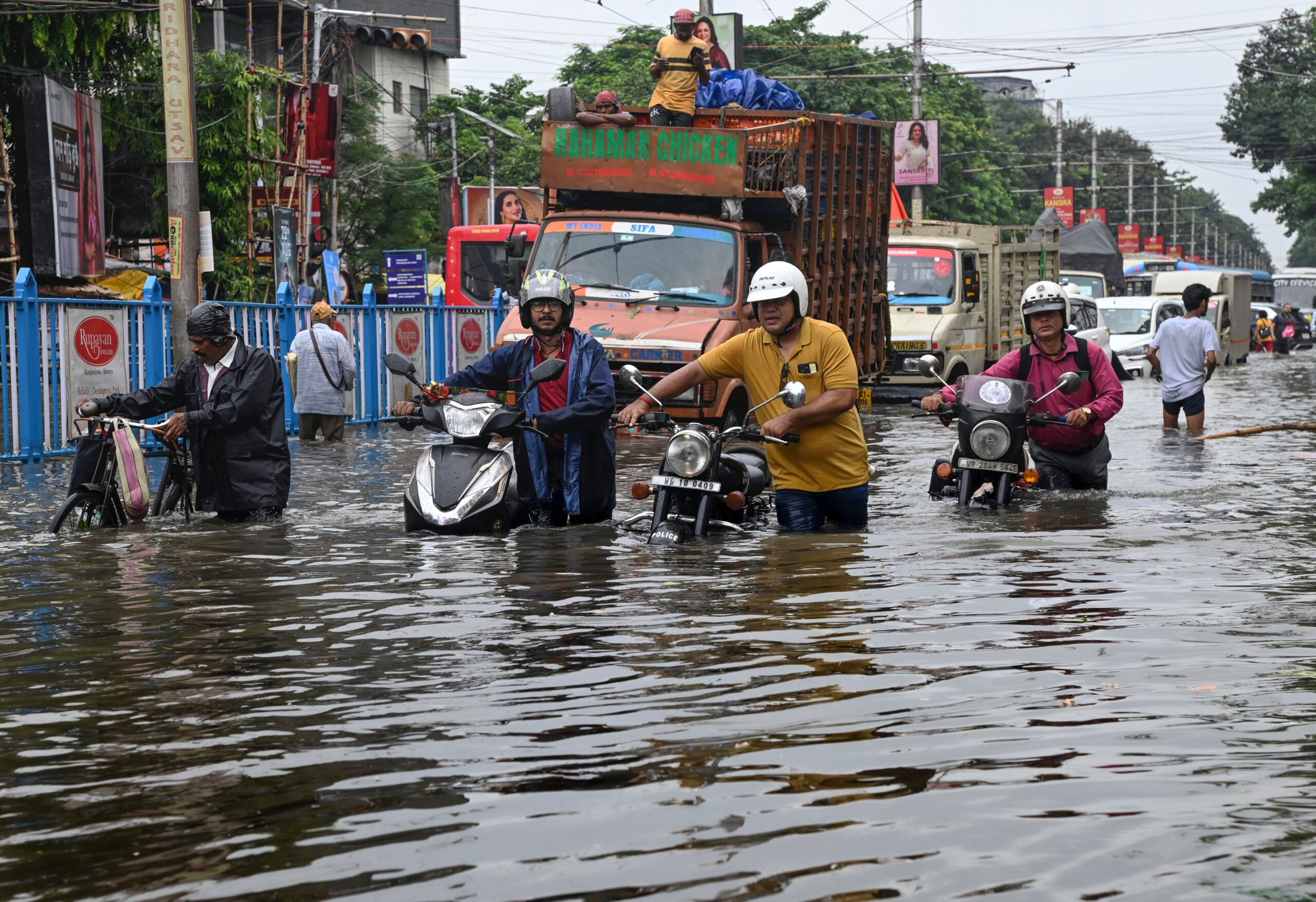 कोलकाता भारी बारिश