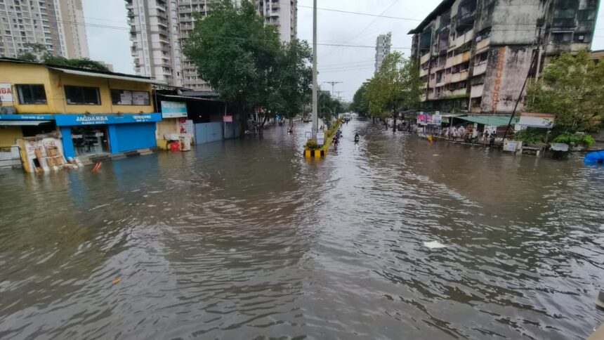 मुंबई में रेड अलर्ट, भारी बारिश से जनजीवन ठप