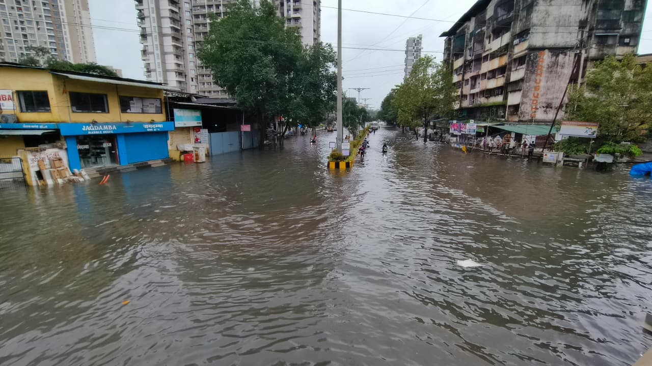 मुंबई में रेड अलर्ट, भारी बारिश से जनजीवन ठप