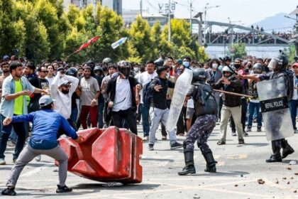 काठमांडू में हिंसक प्रदर्शनों के बाद मंत्रालय और पुलिस थाने जले, सरकारी कर्मचारी बेबस