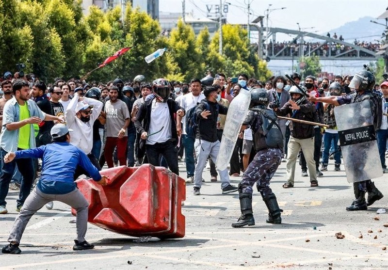 काठमांडू में हिंसक प्रदर्शनों के बाद मंत्रालय और पुलिस थाने जले, सरकारी कर्मचारी बेबस