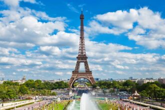 Eiffel Tower जिसे कभी भद्दा कहा गया, आज दुनिया का प्रतीक
