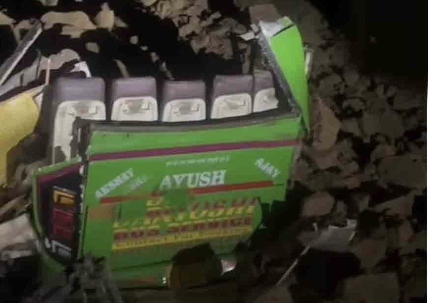 भारी बारिश और भूस्खलन से बस मलबे में दब गई।