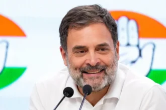 चुनावी जंग में गर्मा-गर्मी! राहुल गांधी बोले मोदी जी को सिर्फ वोट चाहिए, बीजेपी ने कहा — “बिहार की आस्था पर हमला।”