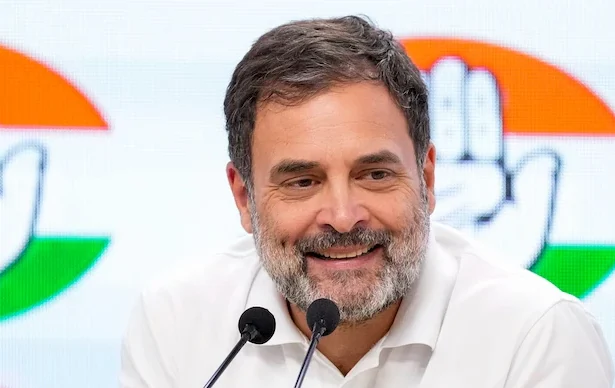 चुनावी जंग में गर्मा-गर्मी! राहुल गांधी बोले मोदी जी को सिर्फ वोट चाहिए, बीजेपी ने कहा — “बिहार की आस्था पर हमला।”