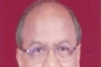 CJI गवई पर जूता फेंकने वाले वकील राकेश किशोर कौन हैं?