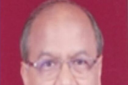 CJI गवई पर जूता फेंकने वाले वकील राकेश किशोर कौन हैं?