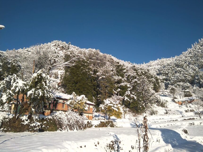 पहाड़ों में बर्फबारी, मैदानों में ठंड