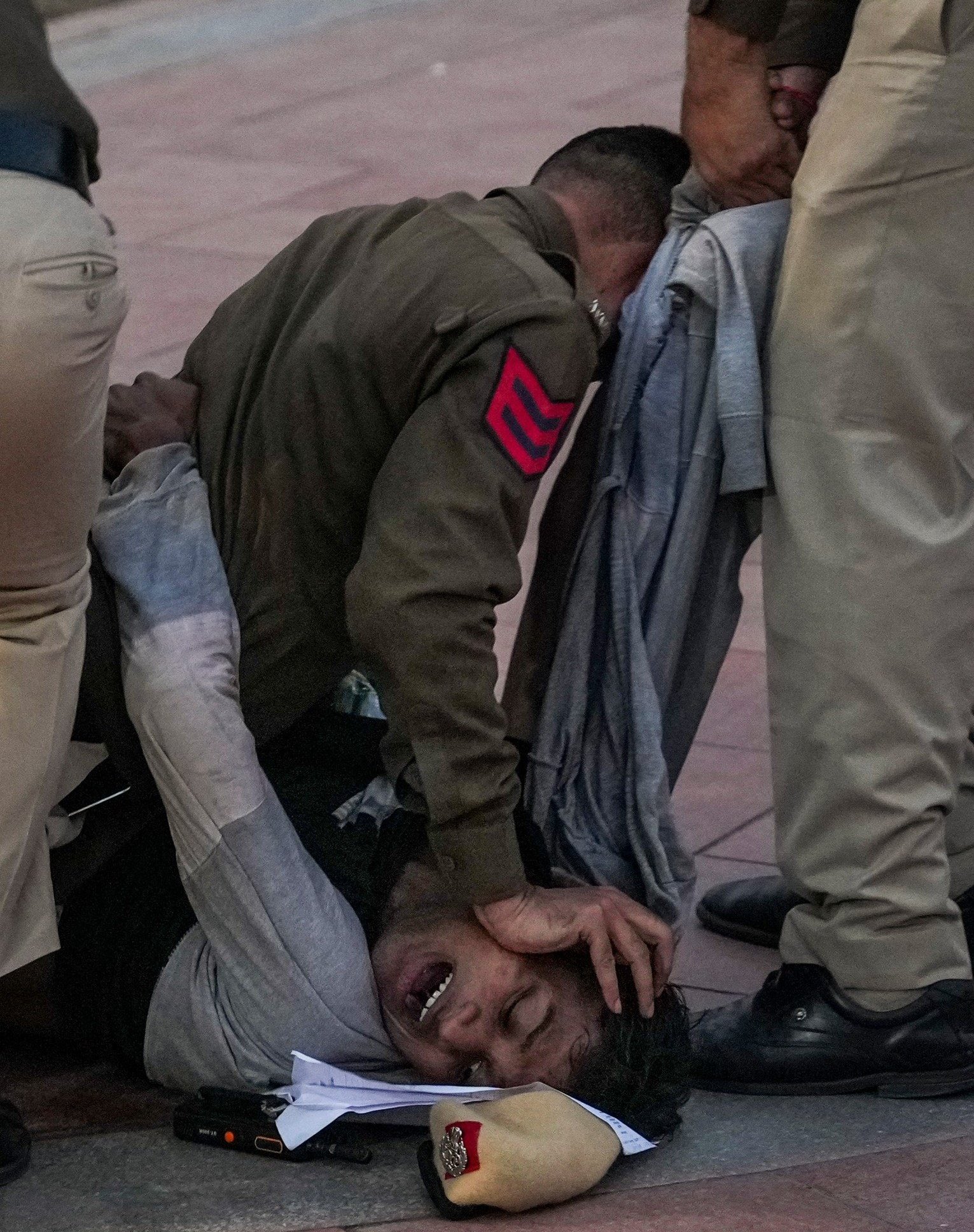 Delhi protest में chilli spray, 22 गिरफ्तार