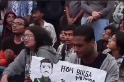 Delhi air pollution protest में Madvi Hidma के पोस्टर