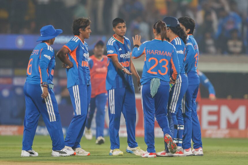 BCCI ने महिला क्रिकेटरों की मैच फीस पुरुषों के बराबर की