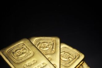 सोना फिसला, लेकिन 1980 के बाद सबसे मजबूत महीना