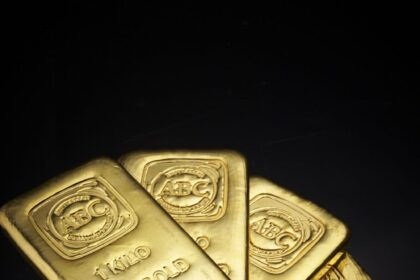 सोना फिसला, लेकिन 1980 के बाद सबसे मजबूत महीना