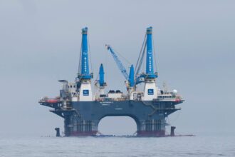 ईरान युद्ध के बीच तेल बाजार शांत, खतरा कायम